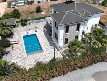 Didim Yeşiltepe De  Havuzlu Eşyalı Satılık Villa