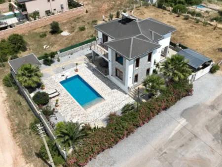 Didim Yeşiltepe De  Havuzlu Eşyalı Satılık Villa